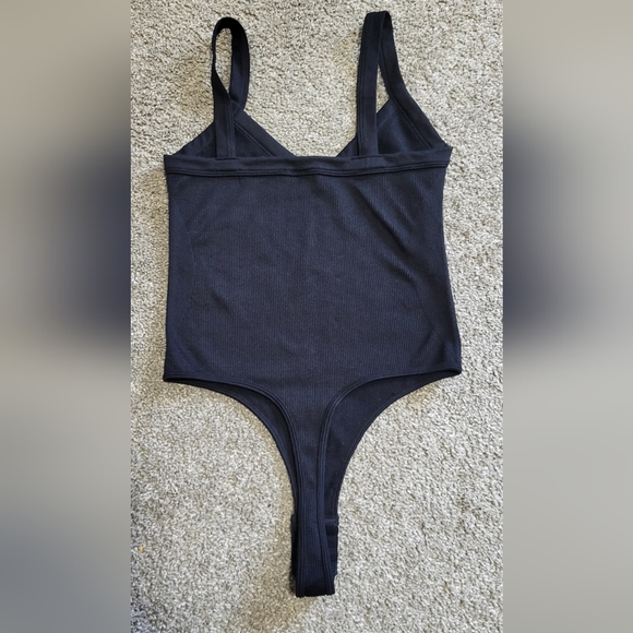 Dynamic black thong bodysuit - Picture 2 of 6